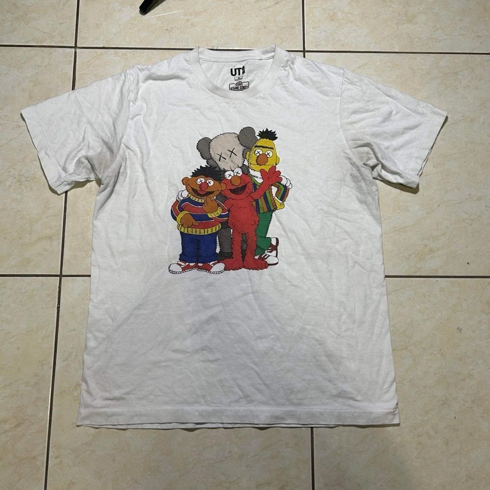 Kaws x Uniqlo Sesame Street Elmo Bert Ernie Tee Shirt Men’s Size M - Picture 1 of 9